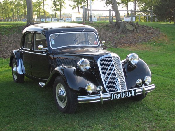 Представен през 1934 година, "Traction Avant" (от френски за задвижване на предните колела)  е първият в света масово произвеждан автомобил с предно задвижване. Това го прави един от най-влиятелните, създавани някога. Всъщност неговата техническа иновация, съчетана със съвременна динамика, определя шаблона за всички модерни семейни автомобили.
